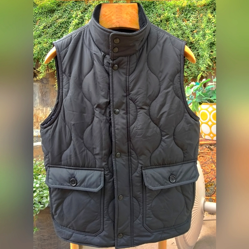 🆕🔥 Banana Republic Water Resistant Black Puffer Vest